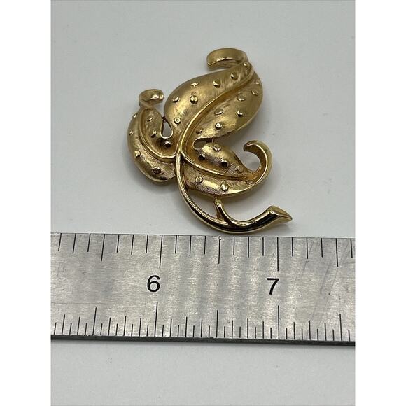 Vintage Crown Trifari Brushed Gold Leaf Dot Design Brooch Pin Signed - Picture 7 of 7